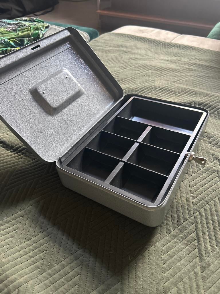 Grijze metalen geldkist diverse kist met sleutel, Verzamelen, Spaarpotten, Ophalen of Verzenden, Zo goed als nieuw, Metaal of Blik