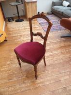 Klassiek Engelse stoel met rode fluwele zitting, Ophalen