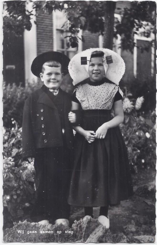 Klederdracht samen op stap oude gelopen ansichtkaart a2006, Ophalen of Verzenden, 1940 tot 1960, Gelopen, Zeeland