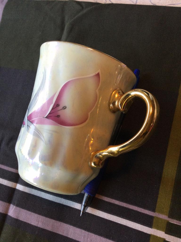Bijzondere Antiek 24 karaat goud vergulde koffie/ thee mok., Huis en Inrichting, Ophalen of Verzenden, Gebruikt, Overige stijlen