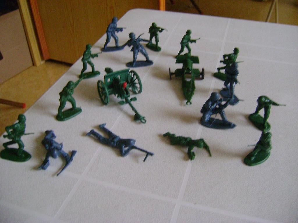 17 del 15 groene soldaatjes 5hoog kanon 10l en vliegtuig, Verzamelen, Ophalen of Verzenden, Zo goed als nieuw