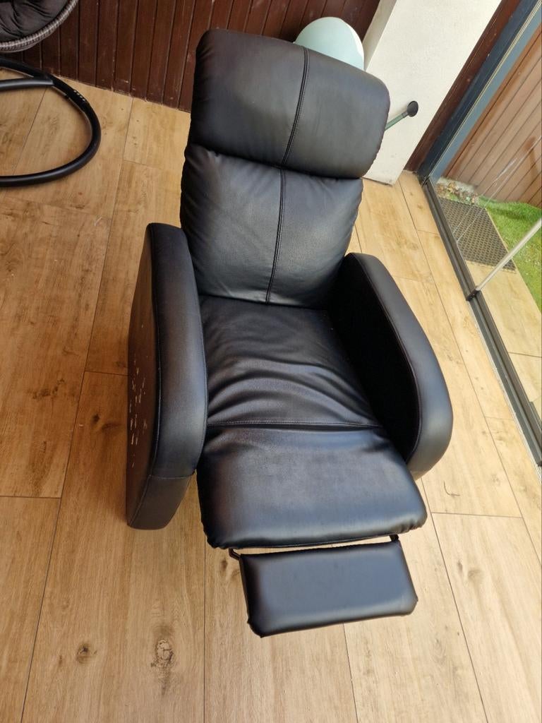 Comfortabele zwarte relax/massage stoel, Ophalen, Kunststof, Gebruikt, 75 tot 100 cm