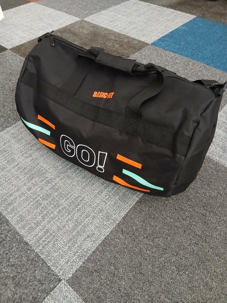 Basic-Fit sporttas zwart met oranje en blauwe accenten, Sieraden, Tassen en Uiterlijk, Tassen | Sporttassen, Zo goed als nieuw