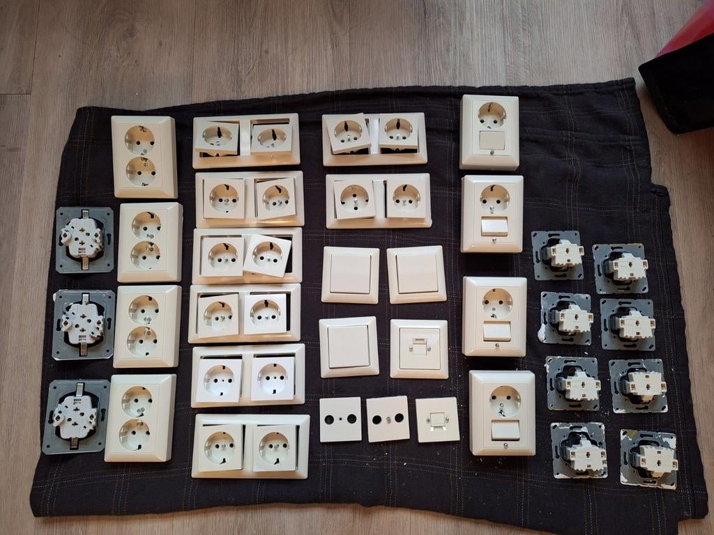 Schakelmateriaal merk Jung crème, Doe-het-zelf en Verbouw, Ophalen of Verzenden, Stopcontact