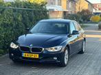 BMW 3-Serie 1.6 320I 125KW EDE 2013 Leer Stoelverwarming, Auto's, Achterwielaandrijving, Zwart, 4 cilinders, Blauw