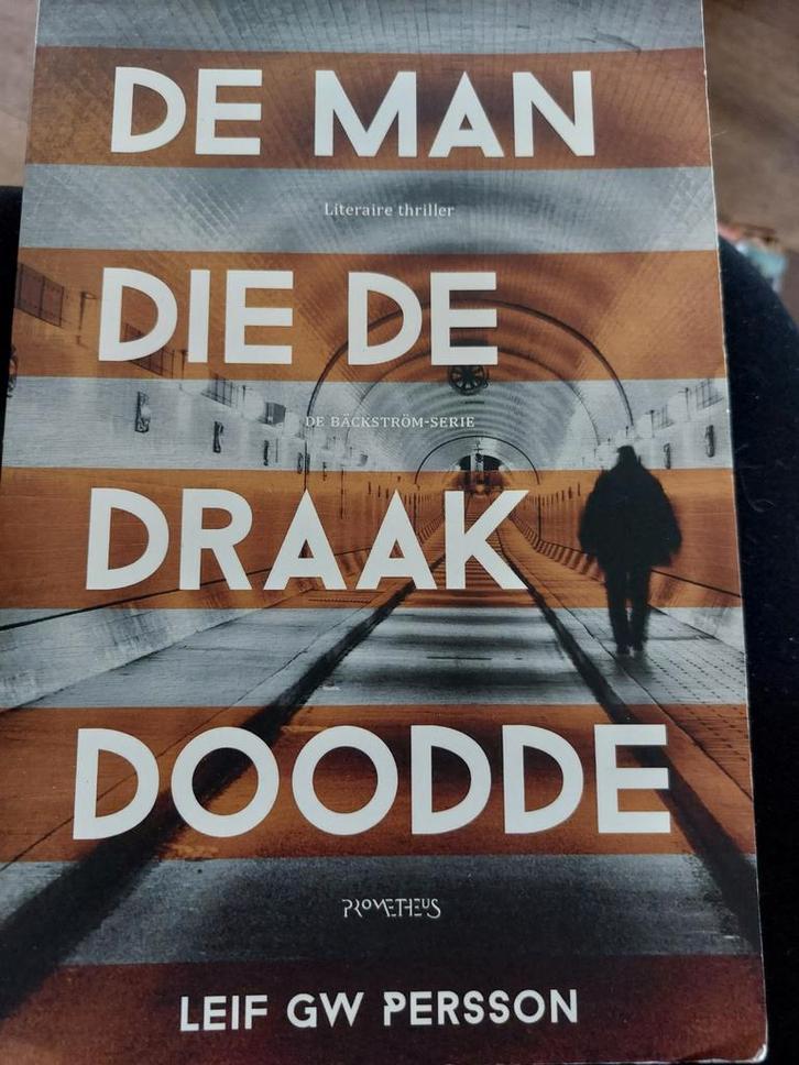 Leif G.W. Persson - De man die de draak doodde, Boeken, Thrillers, Gelezen, Scandinavië, Ophalen of Verzenden