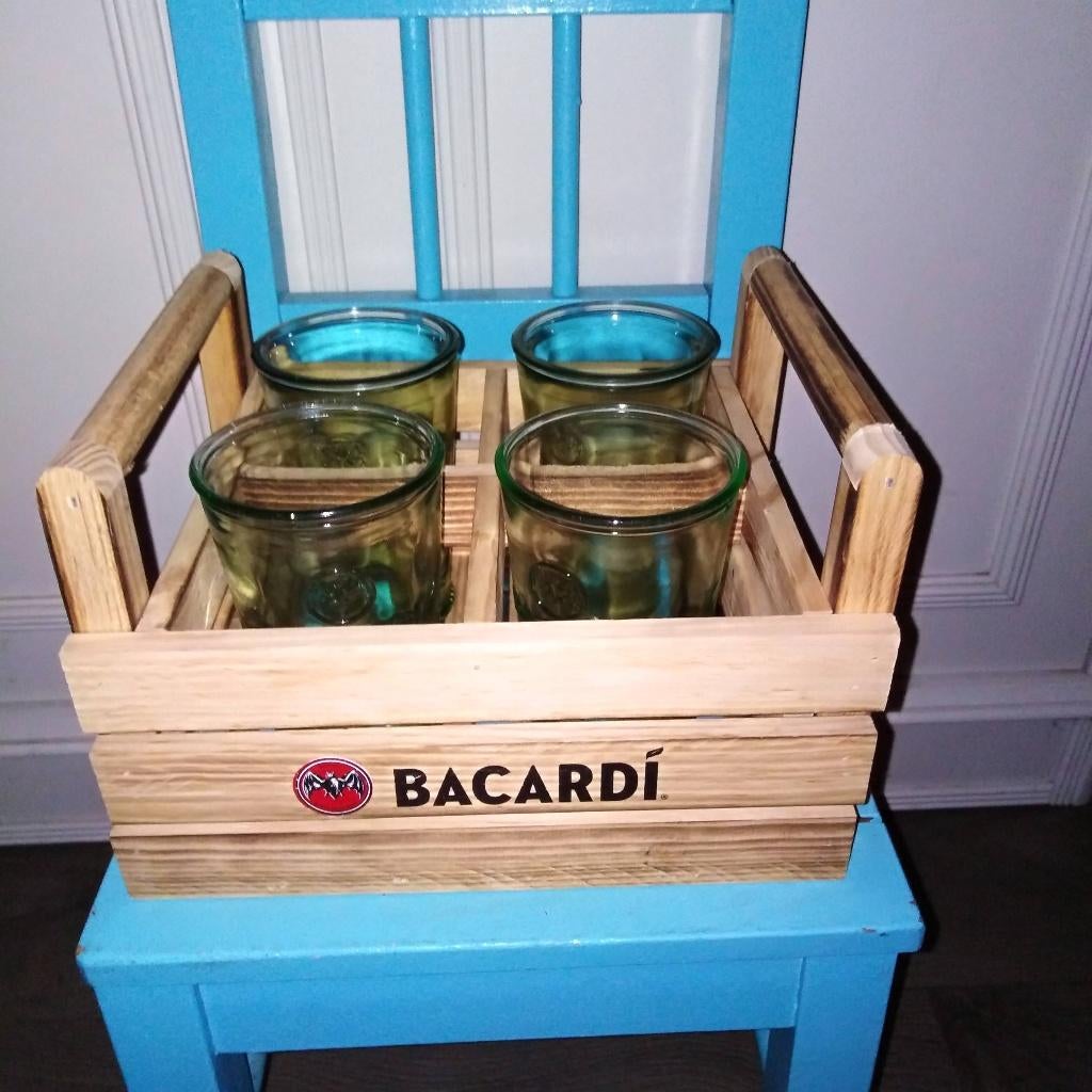 Bacardi kistje van hout met 4 bacardi glazen, Ophalen, Gebruikt, Gebruiksvoorwerp