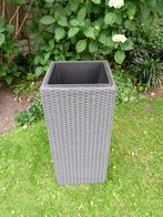 Te koop grijze kunststof rattan plantenzuil met binnenpot, Tuin en Terras, Ophalen, Kunststof, Gebruikt, Vierkant