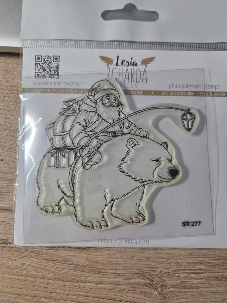 stempel Lesia Zgharda kerstman op ijsbeer, Hobby en Vrije tijd, Stempelen, Nieuw, Clearstamp, Ophalen of Verzenden