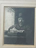Oud in lijst - Rembrandt Etsend bij het raam - repro., Antiek en Kunst, Ophalen of Verzenden