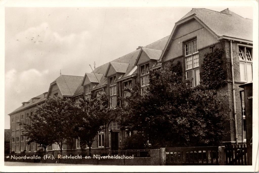 Noordwolde - Rietvlecht en Nijverheidsschool (1955), Verzenden, 1940 tot 1960, Gelopen, Friesland