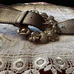 ZELDEN GEDRAGEN ZILVERKLEURIGE LEREN DAMESRIEM MET BLOEMGESP, Overige kleuren, Echt leder, Tailleriem, Ophalen of Verzenden