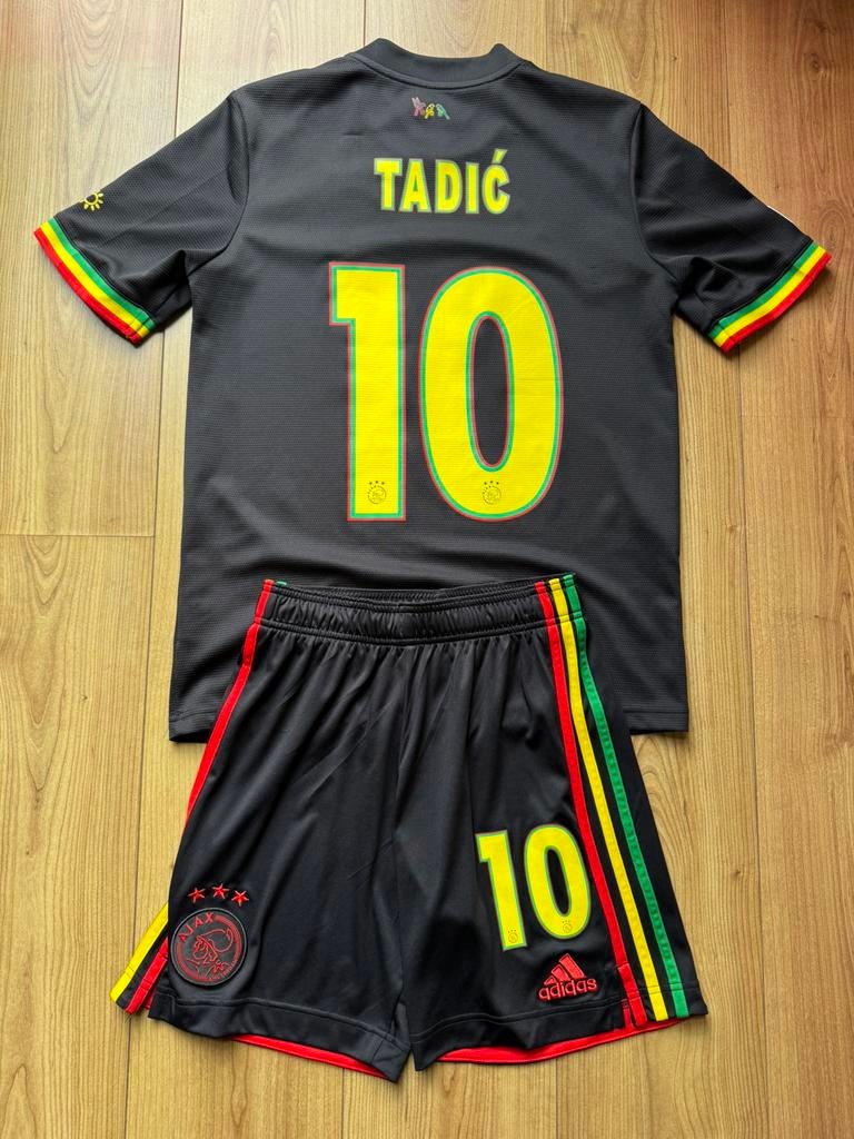 Compleet voetbaltenue Ajax x Bob Marley Tadic #10, Ophalen of Verzenden, Zo goed als nieuw, Shirt