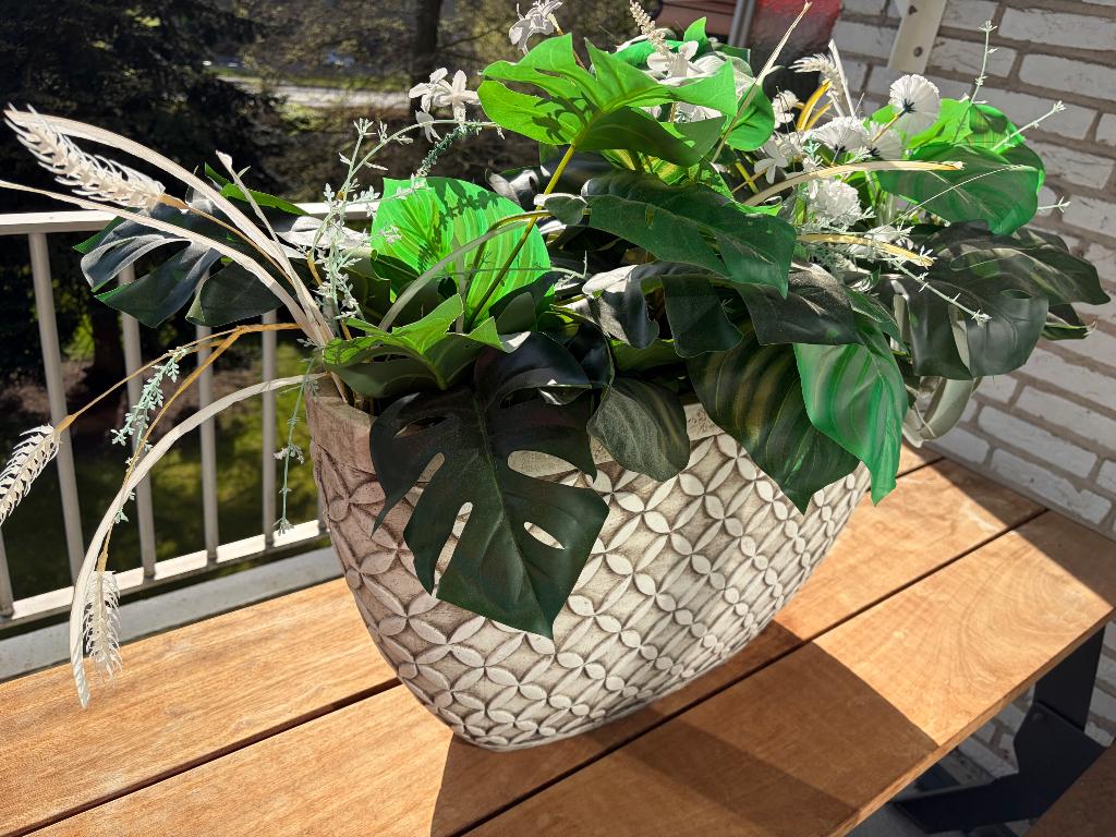 Grote decoratieve plantenbak met kunstplanten | 75x60cm, Tuin en Terras, Ophalen, Zo goed als nieuw, Beton, 60 cm of meer