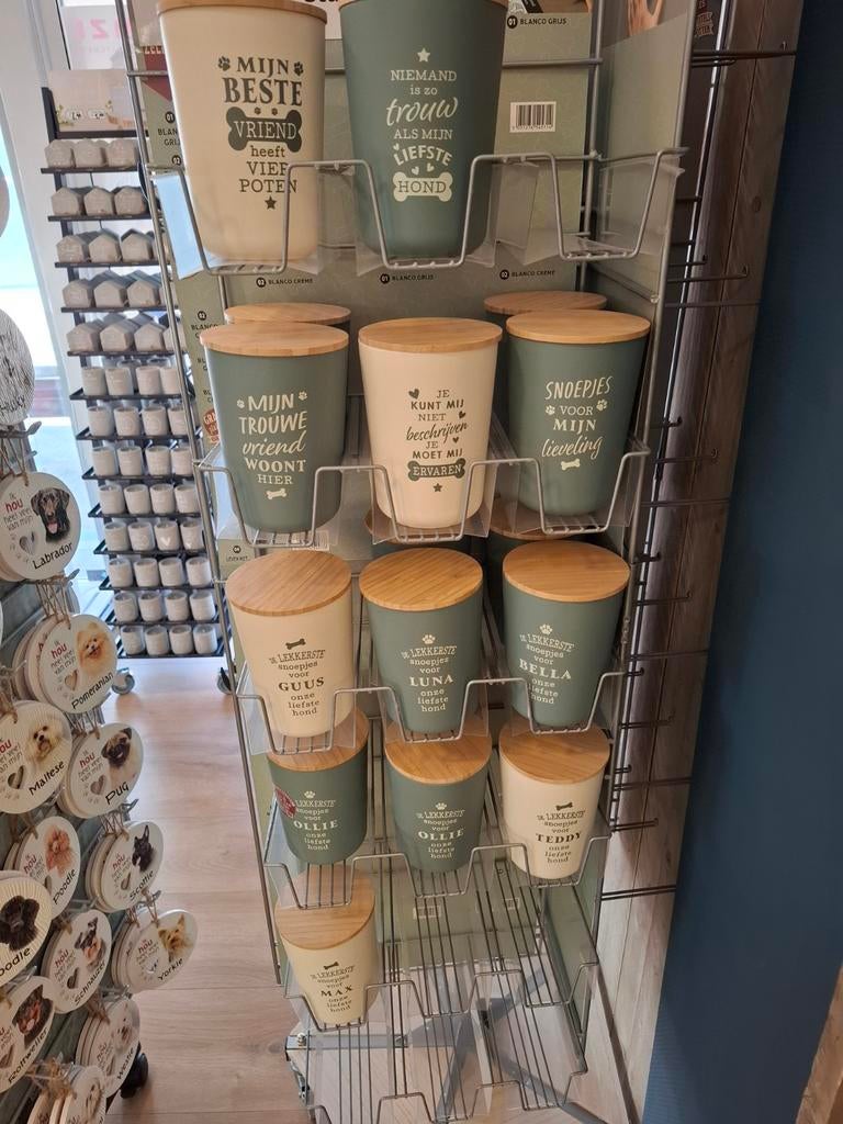 Honden snoeppotten en riemhangers, Ophalen