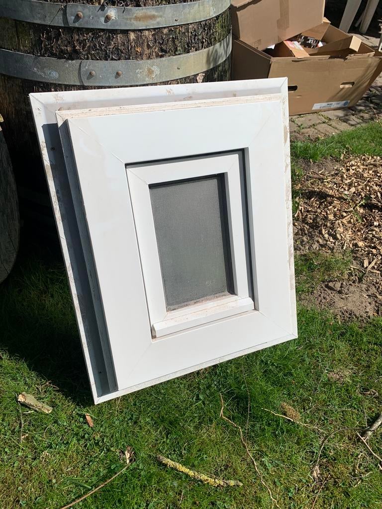 Wc raampje kunstof kozijn in nette staat, Raamkozijn, Ophalen of Verzenden, Zo goed als nieuw, Minder dan 75 cm