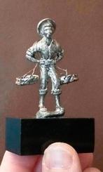 verzilverde beeldje op zwarte marmeren sokkel - hoogte 8 cm, Ophalen of Verzenden