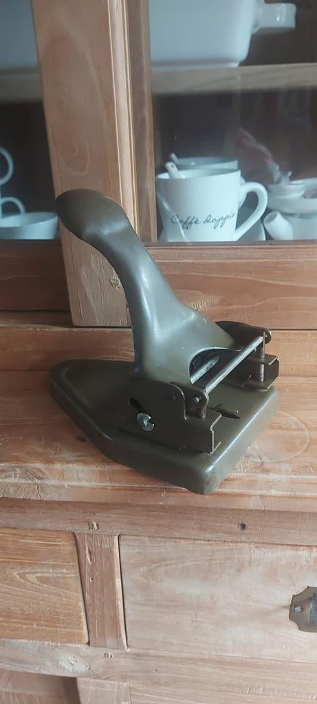 Legergroene rikkers perforator, ca 1930., Ophalen of Verzenden