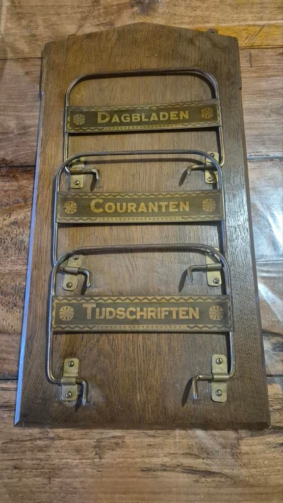 Hangende Houten kranten houder  met metalen houders, Ophalen of Verzenden