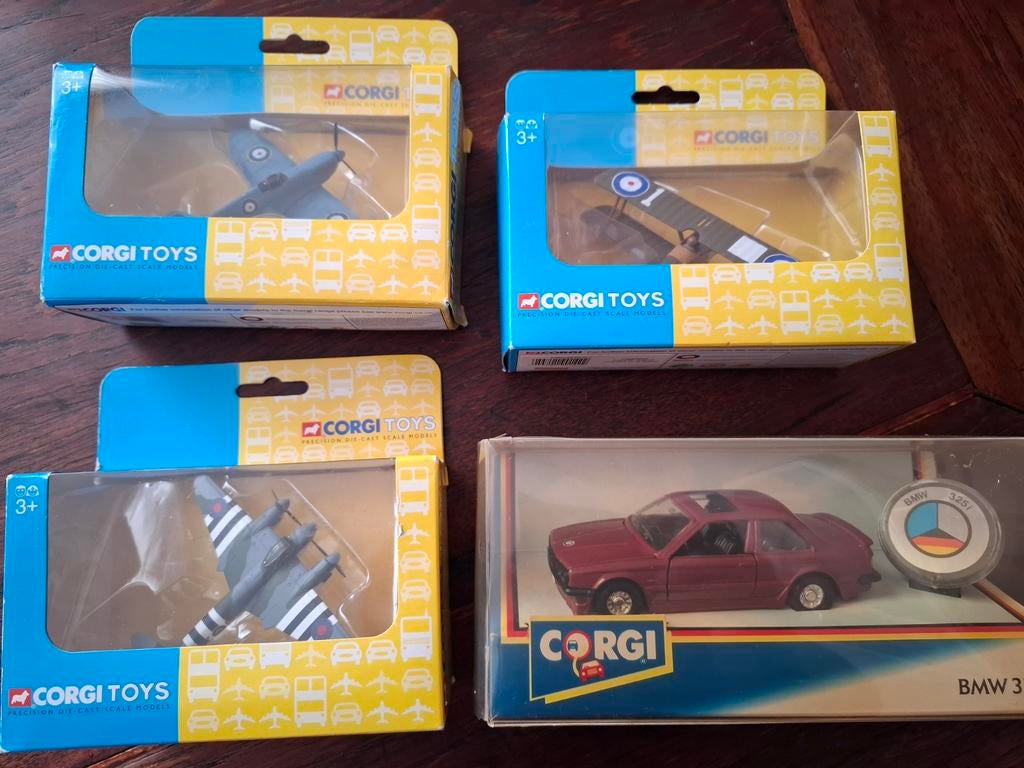 Corgi Toys: 3 x vliegtuigen en 1 modelauto bmw, Ophalen of Verzenden
