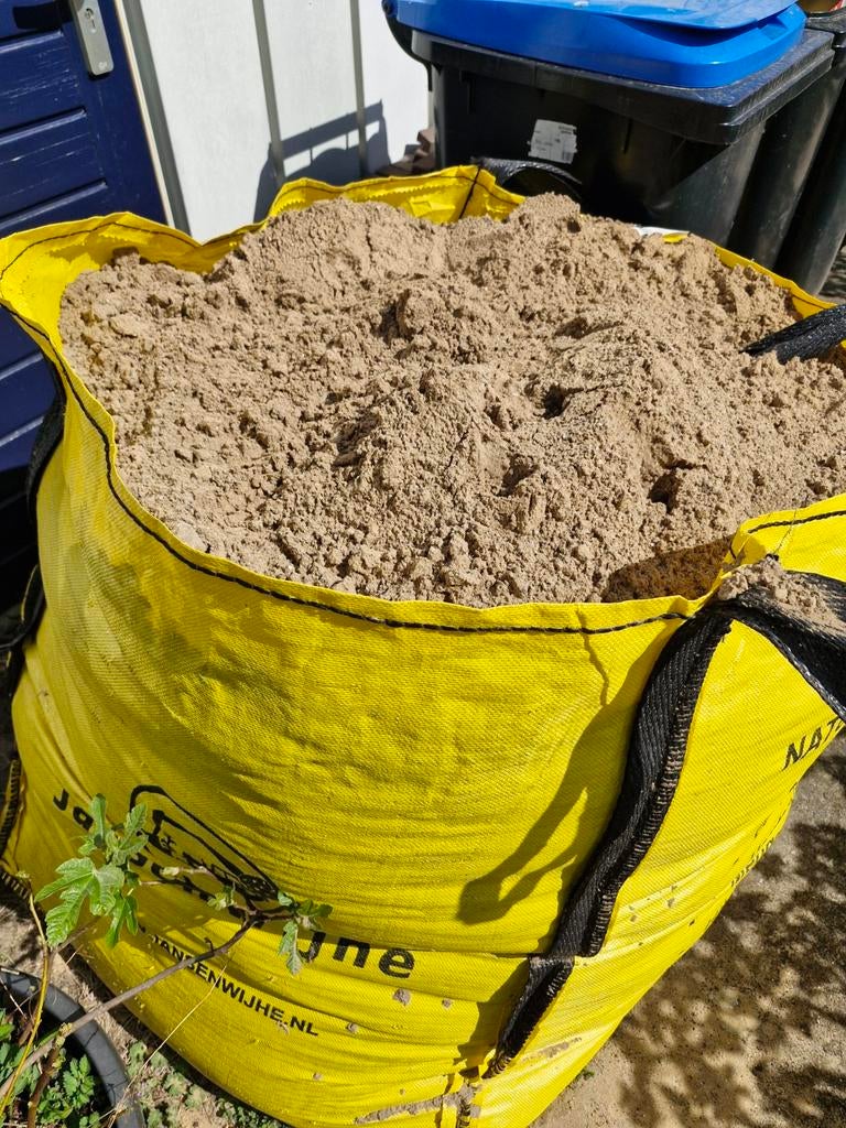 Gratis Geel zand (2m3) en zwarte tuinaarde (1m3), Ophalen, Gebruikt, Ophoogzand