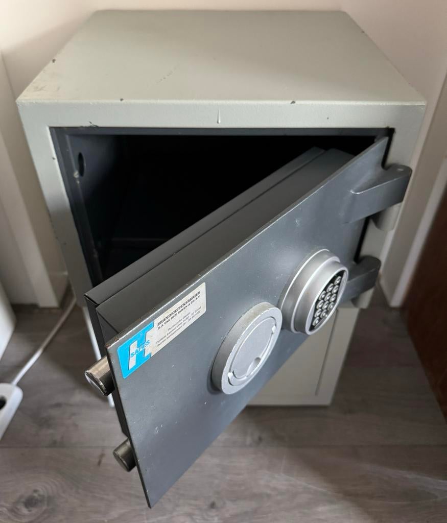 Zeer degelijke kluis brandkast met veilig codeslot, Ophalen, Zo goed als nieuw