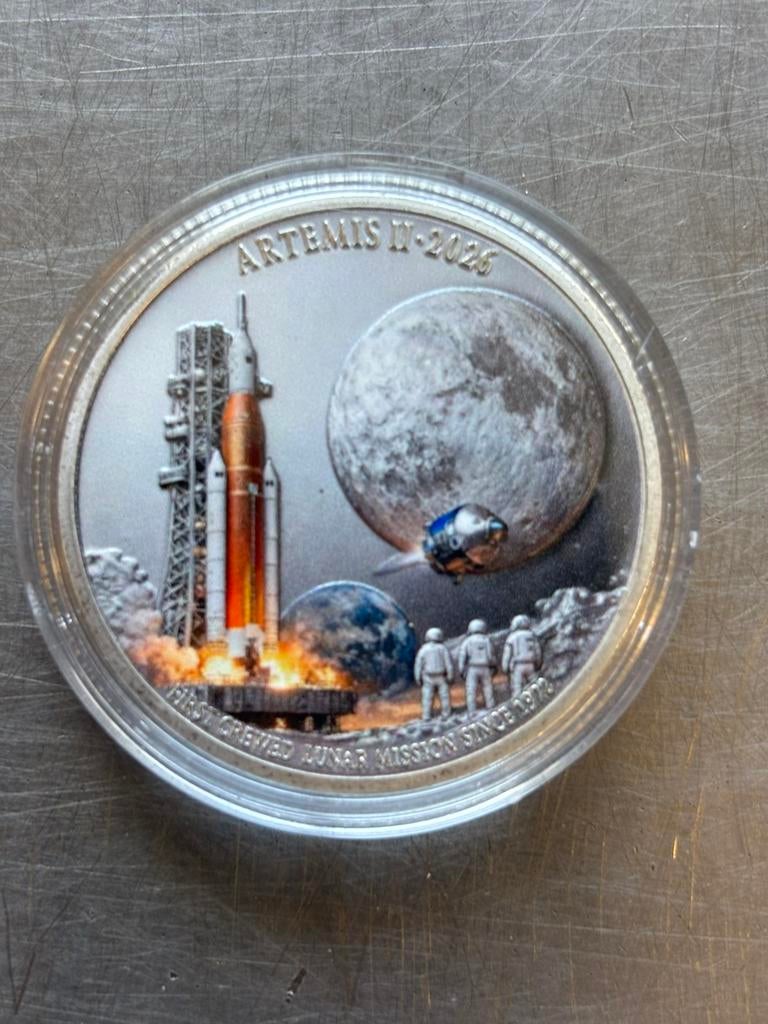 Herdenkingsmunt artemis 2, Postzegels en Munten, Ophalen, Overige materialen