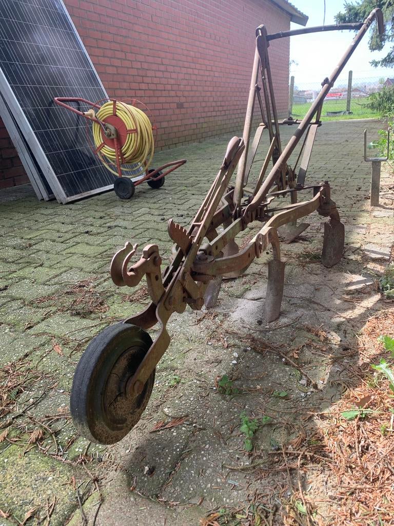 Antieke paardenploeg - decoratief en functioneel, Ophalen