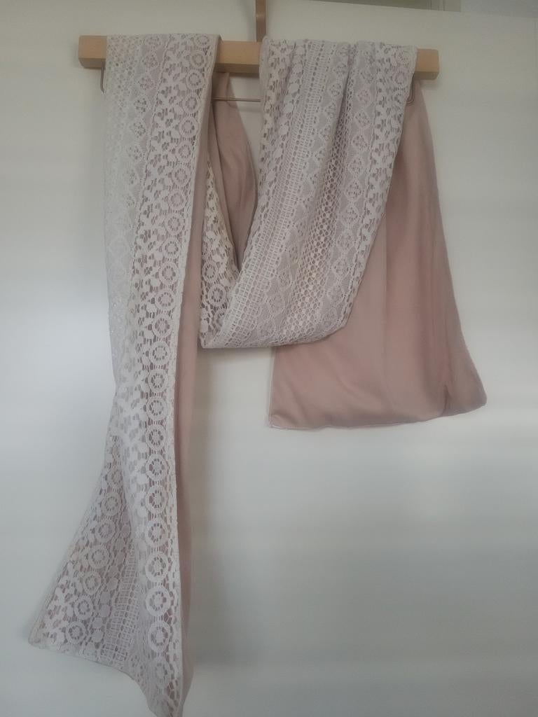 Elegante sjaal met kanten details - Zo goed als nieuw, Maat 38/40 (M), Ophalen of Verzenden, Sjaal, Onbekend