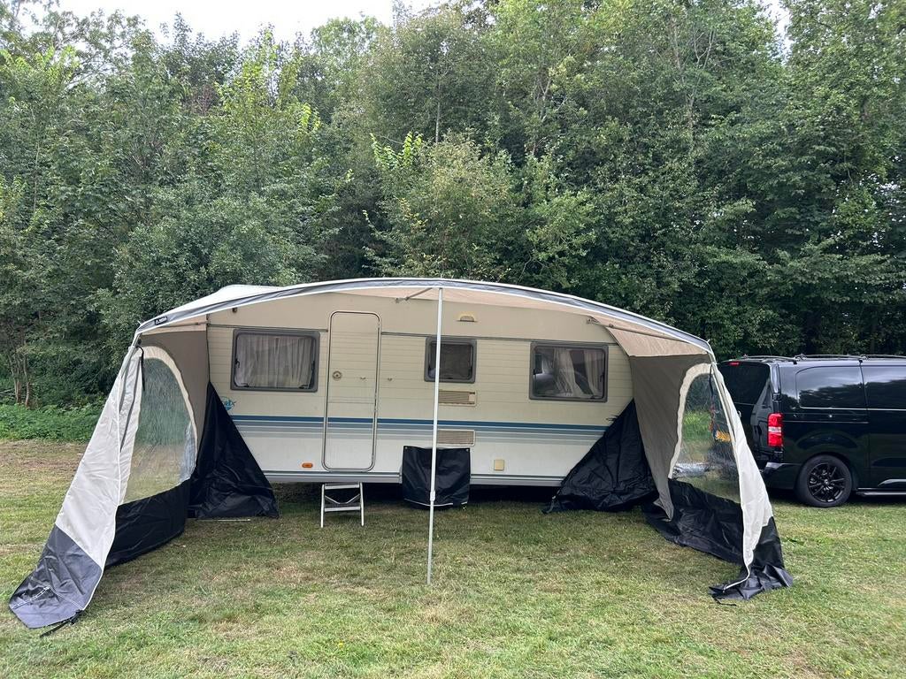 Adria Adora 472 LU, Caravans en Kamperen, Voortenten en Luifels, Zo goed als nieuw, Ophalen