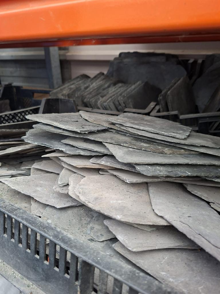 Partij leisteen, Doe-het-zelf en Verbouw, Dakpannen en Dakbedekking, Ophalen, Steen of Klei, Zo goed als nieuw, 15 m² of meer