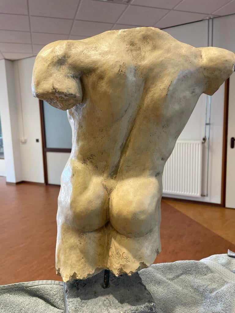 Stenen sculptuur vrouwelijke en mannelijk torso, Ophalen