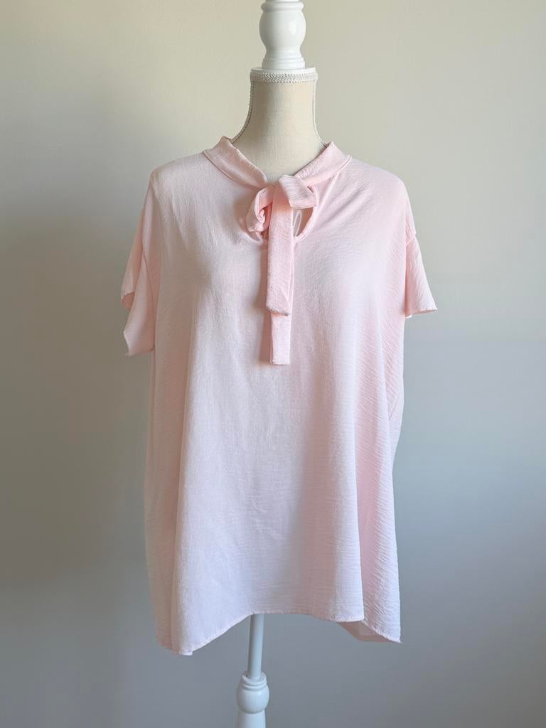 Roze Blouse met Strik - One Size (M t/m XL), Kleding | Dames, Ophalen of Verzenden, Nieuw, Maat 42/44 (L), Roze