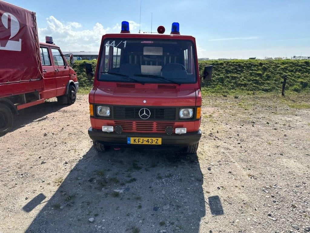 Daimler Benz Mercedes 310 1988 Rood, Auto's, Achterwielaandrijving, Handgeschakeld, Particulier, 2155 kg