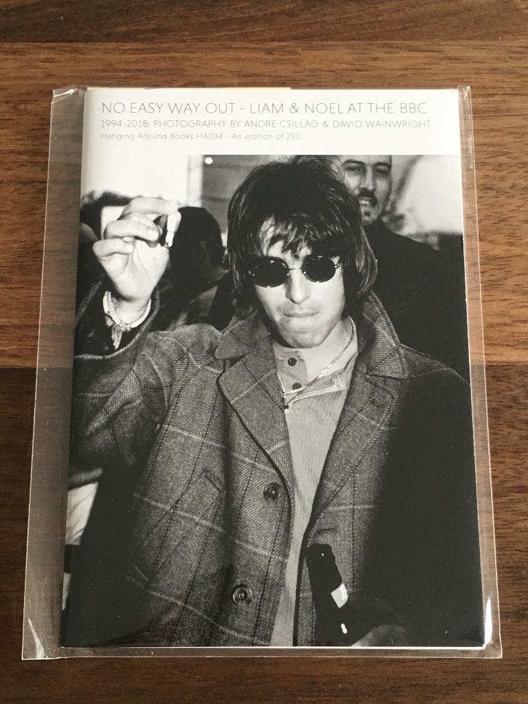 Fotoboekje Oasis No Easy Way Out Liam&Noel At BBC 1994-2018, Ophalen of Verzenden, Nieuw, Artiest