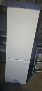 Koelkast met vriesvak - gebruikerssporen en kapotte lade, Ophalen