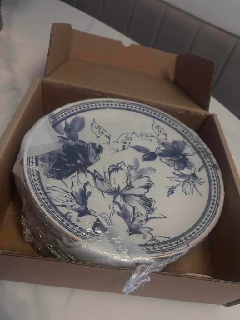 Borden met blauw bloemmotief en gouden rand, Huis en Inrichting, Keuken | Servies, Ophalen, Keramiek, Nieuw, Bord(en)
