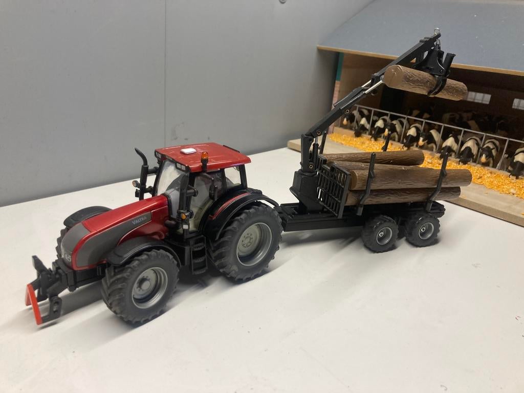 Dikke valtra t191 met bomenwagen, Hobby en Vrije tijd, Modelauto's | 1:32, Ophalen of Verzenden, Zo goed als nieuw, Tractor of Landbouw