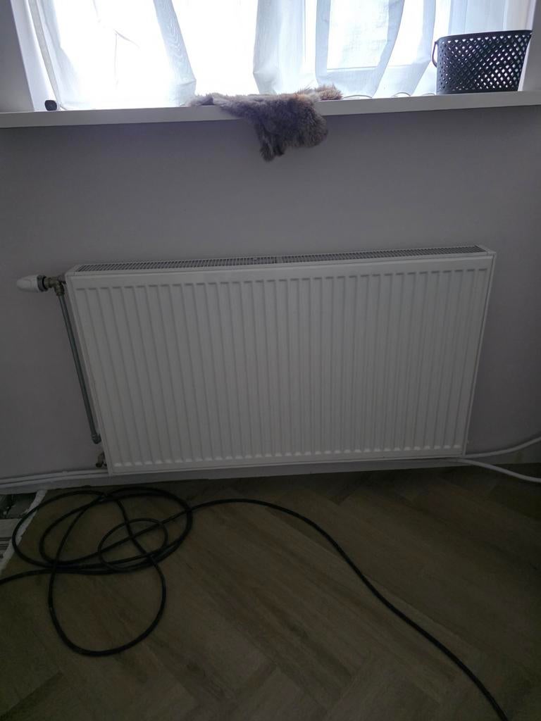 Radiator t22 in nette staat incl nieuwe thermostaat kraan, Doe-het-zelf en Verbouw, Verwarming en Radiatoren, Ophalen, 30 tot 80 cm