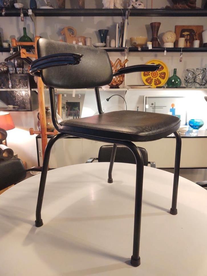 2 Vintage Ahrend de Cirkel stoelen | Met armleuningen, Huis en Inrichting, Stoelen, Gebruikt, Twee, Kunststof, Metaal, Zwart, Ophalen