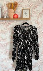 Middellange jurk, Maat 38/40 (M), Zwart, Ophalen of Verzenden, Zo goed als nieuw