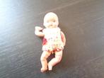 Oud popje met flesje voor een poppenhuis (9 cm lang)., Antiek en Kunst, Antiek | Speelgoed, Ophalen of Verzenden