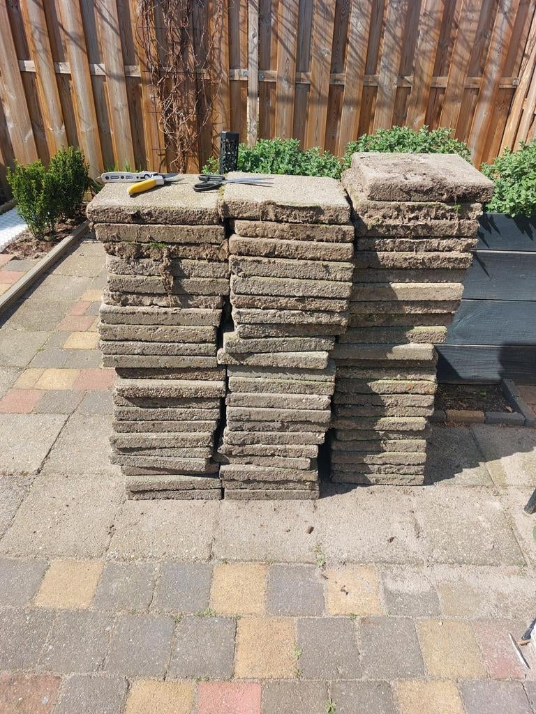 Gratis, ongeveer 100 gebruikte stoeptegels 30x30 cm, Tuin en Terras, Tegels en Klinkers, Ophalen, Gebruikt, 10 m² of meer, Beton