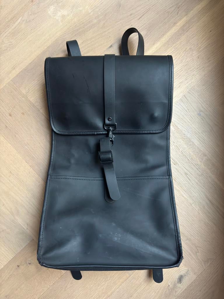Rains rugzak zwart - Waterdichte tas, Sieraden, Tassen en Uiterlijk, Tassen | Rugtassen, Gebruikt, 25 tot 40 cm, Waterdicht, Ophalen