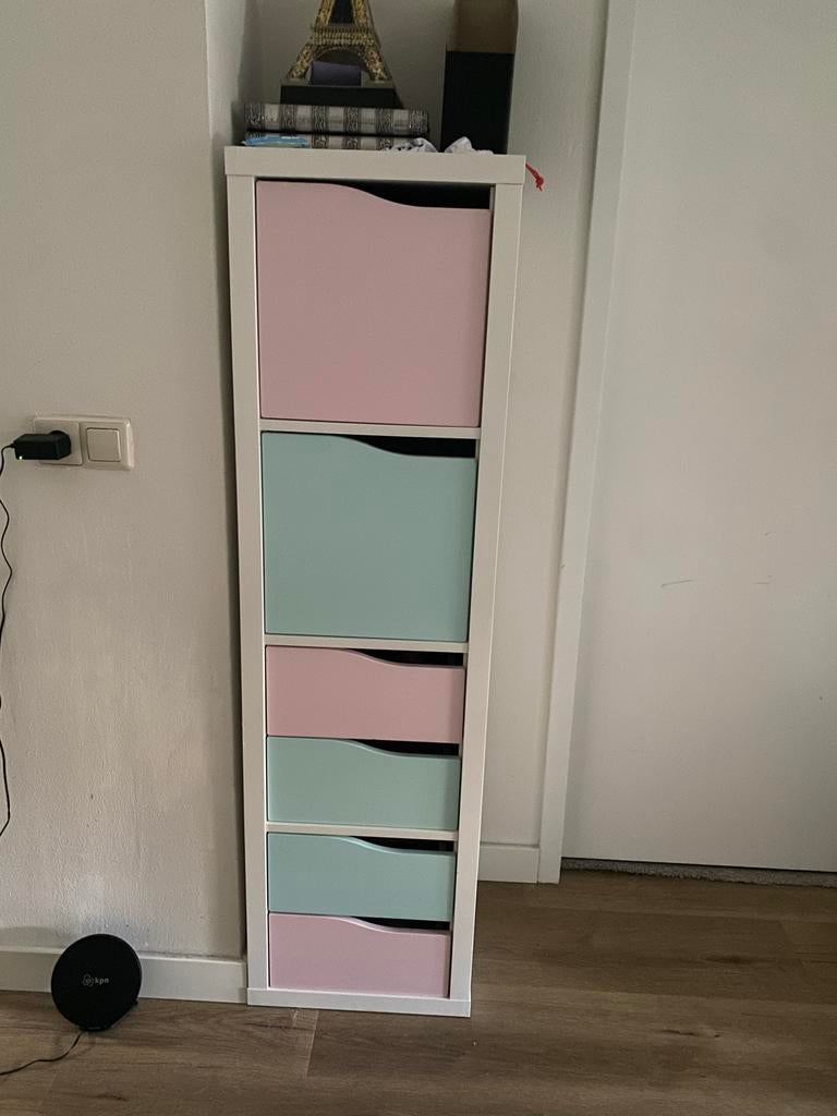 IKEA Kallax kast met ijsblauwe en roze kastjes, Ophalen, Overige materialen, Gebruikt, 50 tot 100 cm
