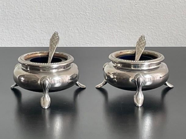 2 verzilverde? zoutvaatjes met blauwglazen inzet + lepeltjes, Ophalen of Verzenden