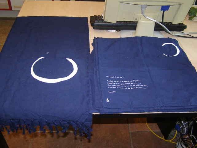 Amnesty loper en servetten, Huis en Inrichting, Ophalen of Verzenden, Zo goed als nieuw, Blauw, Tafelkleed of Tafelzeil