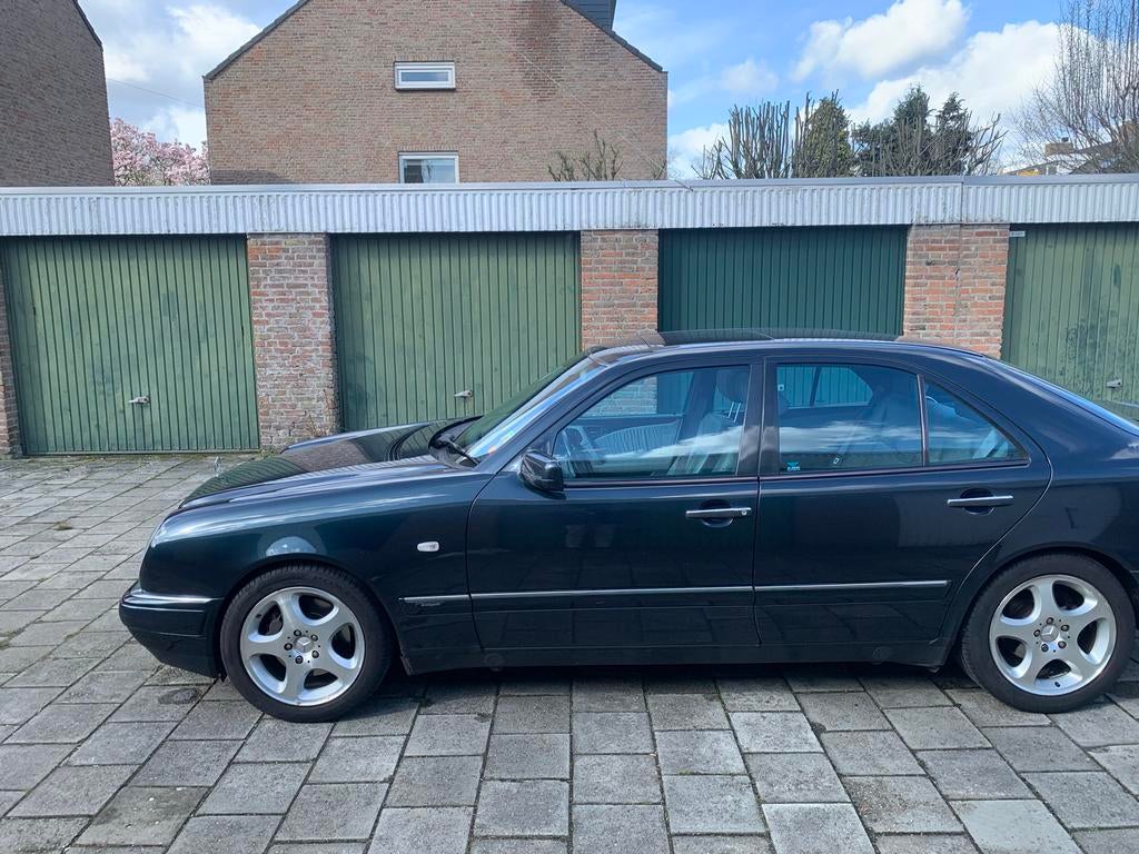 Mercedes-Benz E-Klasse 4.3 E430 Sedan  AUT 1998 Zwart, Auto's, Mercedes-Benz, Automaat, Achterwielaandrijving, 8 cilinders, Zwart