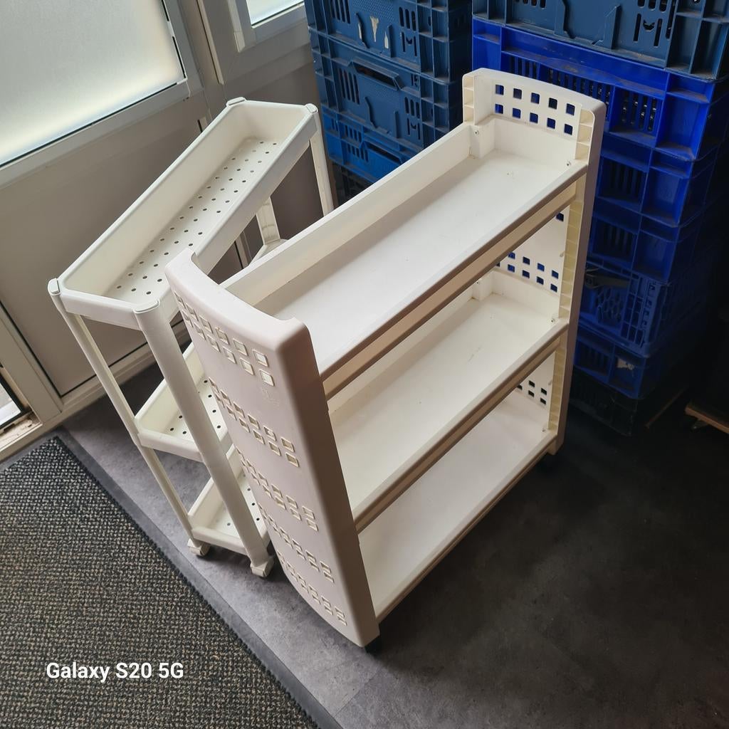 2 kunststof keukentrolleys, Ophalen