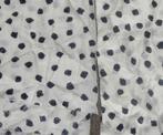 2 restant-stukken polyester stof, wit met zwarte figuurtjes, Hobby en Vrije tijd, Stoffen en Lappen, Gebruikt, Wit, Ophalen of Verzenden